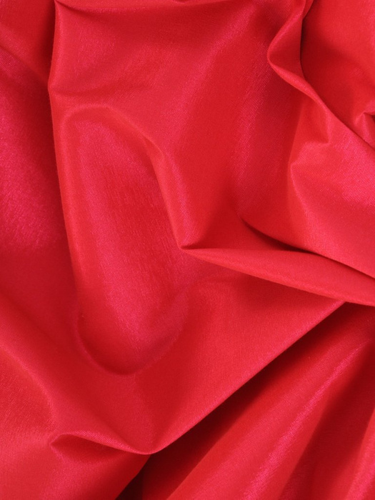 Malinowa sukienka z połyskującej tkaniny, kreacja z paskiem 30516