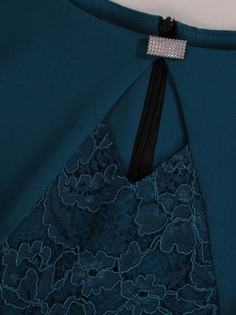Elegancka sukienka na wesele w kwiaty morska – prosty fason z ozdobną broszką i zaszewkami 22210
