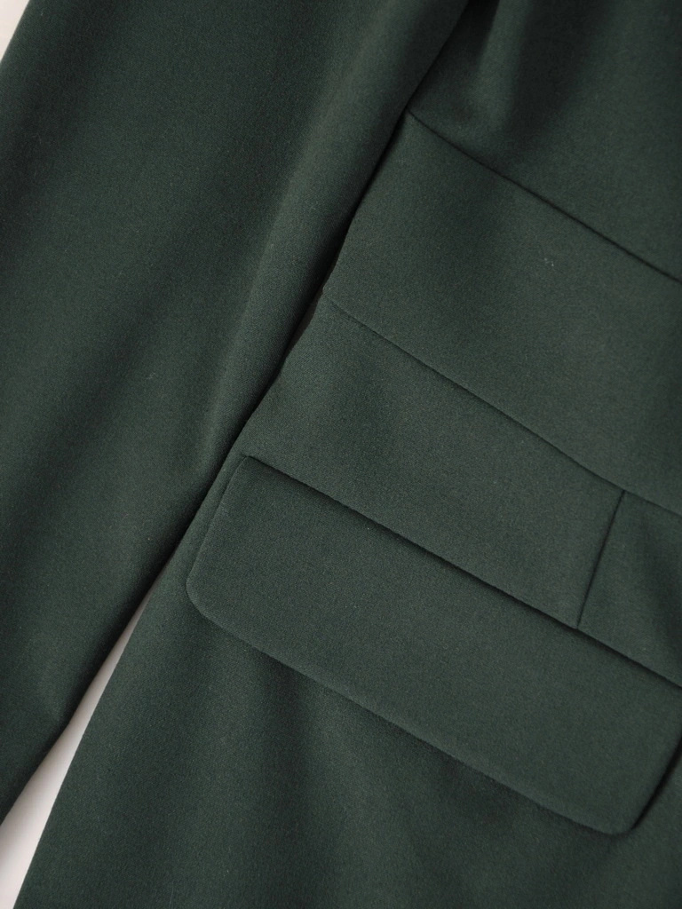 Butelkowozielona sukienka midi o prostym kroju – elegancki kopertowy dekolt podkreślający figurę 38814