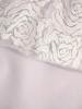Elegancka sukienka midi w kwiaty na wesele – prosty fason w gołębim odcieniu 32632