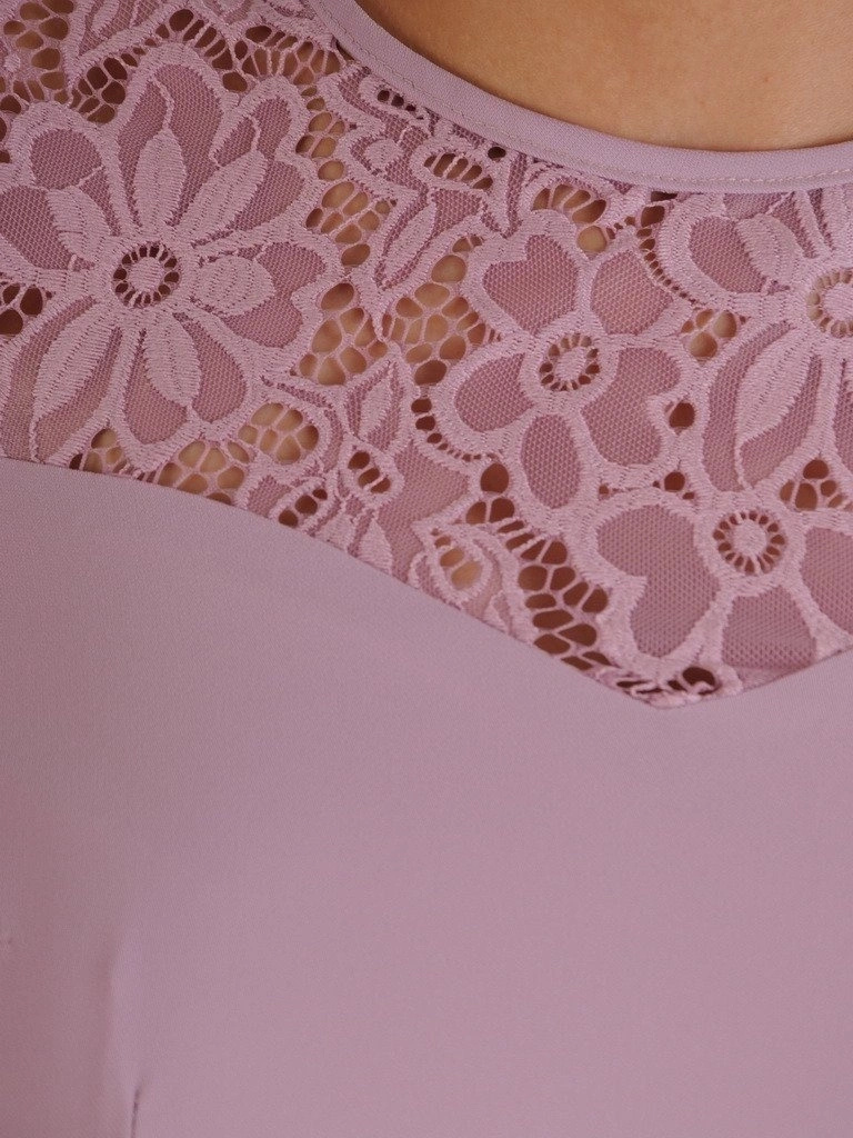 Liliowa sukienka wizytowa midi z koronkowym dekoltem – prosty krój optycznie wysmuklający sylwetkę 20009