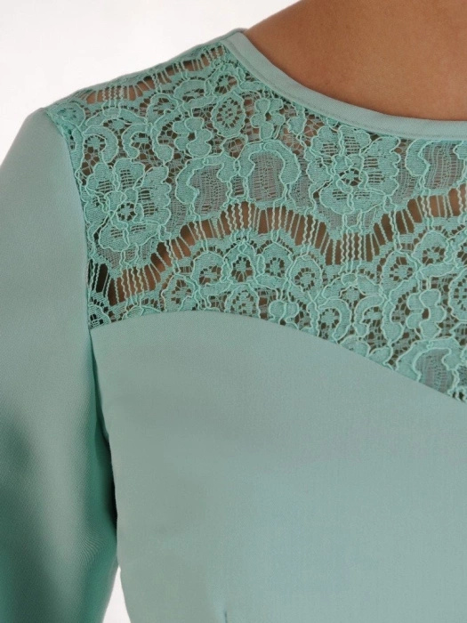 Elegancka sukienka na wesele w odcieniu mięty – prosty fason z koronką i zaszewkami wysmuklającymi talię 20008