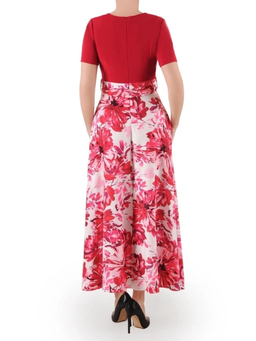 Bordowa sukienka maxi w kwiaty – rozkloszowany krój z kopertowym dekoltem i paskiem 36162