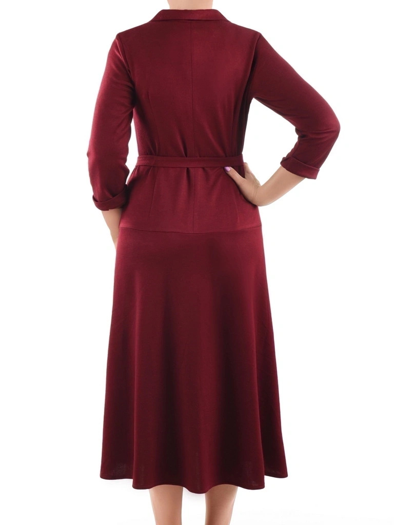 Elegancka bordowa sukienka maxi z paskiem – rozkloszowana kreacja z kołnierzem akcentująca talię 40297