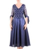 Granatowa rozkloszowana sukienka maxi z dekoltem serek – elegancki fason ze zdobionym rękawem 35415