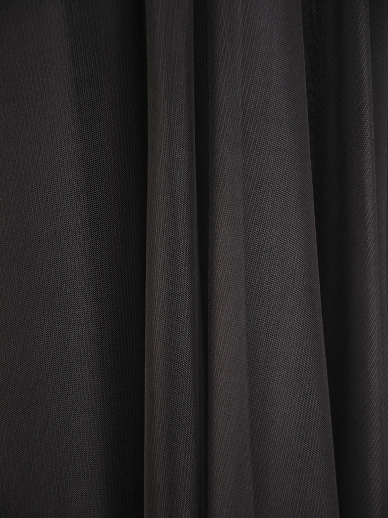 Czarna suknia balowa maxi rozkloszowana na sylwestra – lekki tiul i kopertowy dekolt wysmuklający szyję 33979