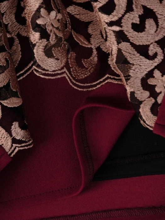 Elegancka bordowa sukienka wyjściowa midi – prosty fason wysmuklający sylwetkę 18356