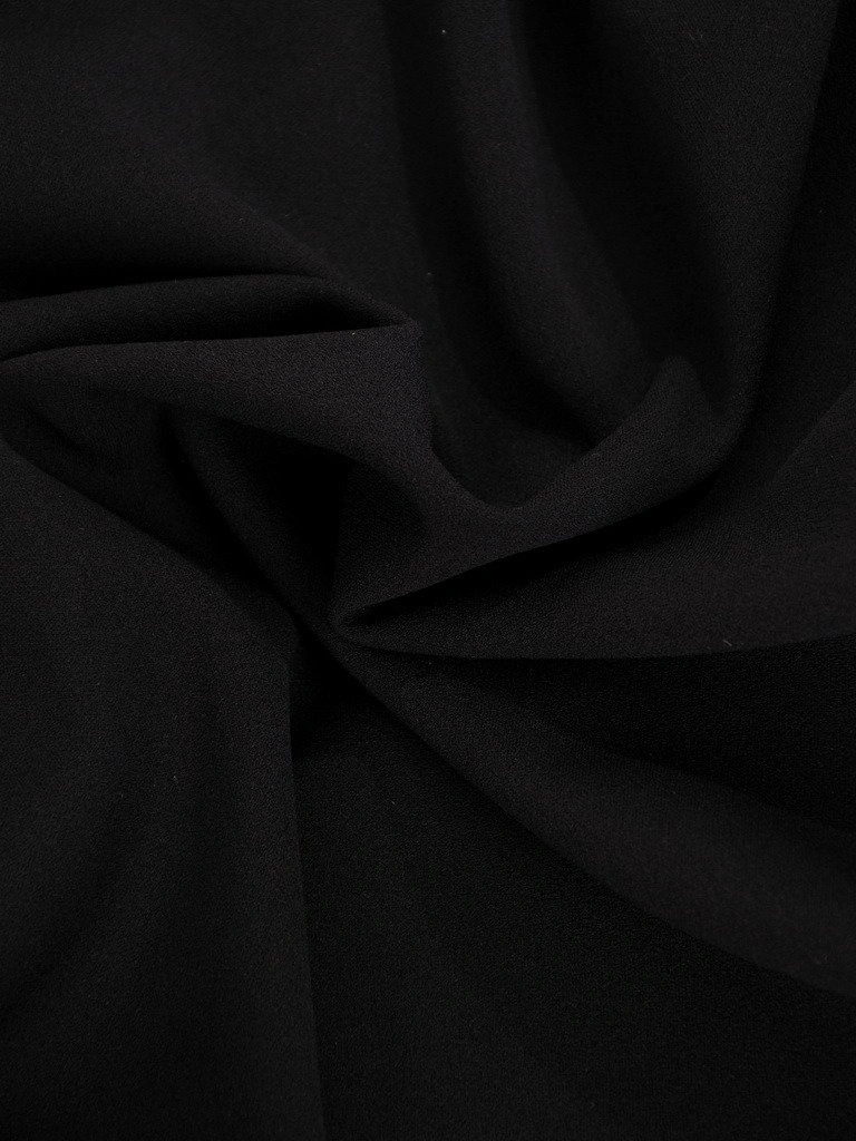 Elegancka czarna sukienka trapezowa midi – maskujący sylwetkę fason z czerwonym akcentem 18235