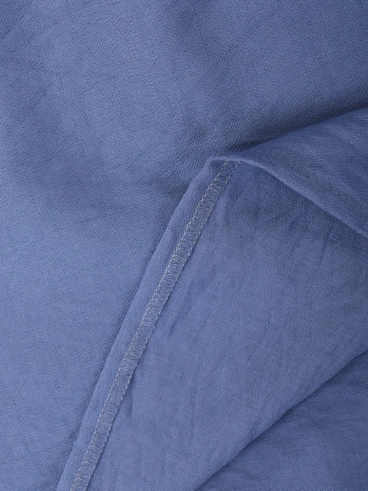 Niebieski komplet damski ze spodniami jeans – luźny fason z dekoltem w serek i paskiem 39952