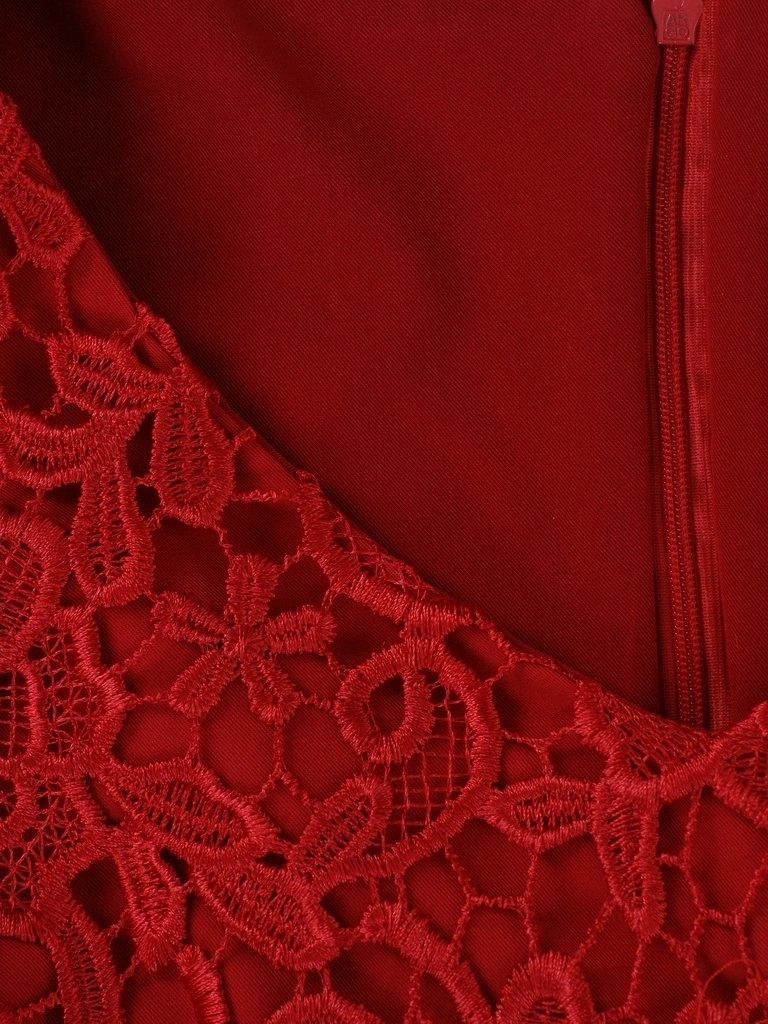 Elegancka czerwona sukienka wizytowa midi na święta – prosty krój z gipiurą modelujący sylwetkę 14576