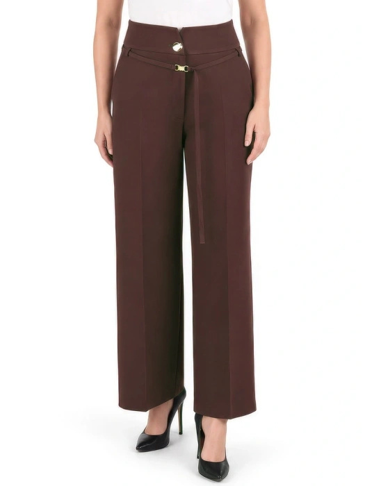 Ciemnobrązowy garnitur damski na wesele – luźny fason z paskiem podkreślającym talię 42276