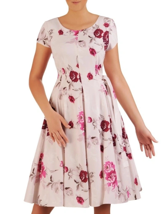 Elegancka sukienka rozkloszowana na wesele w kwiaty – kobiecy fason midi z kokardą 26022