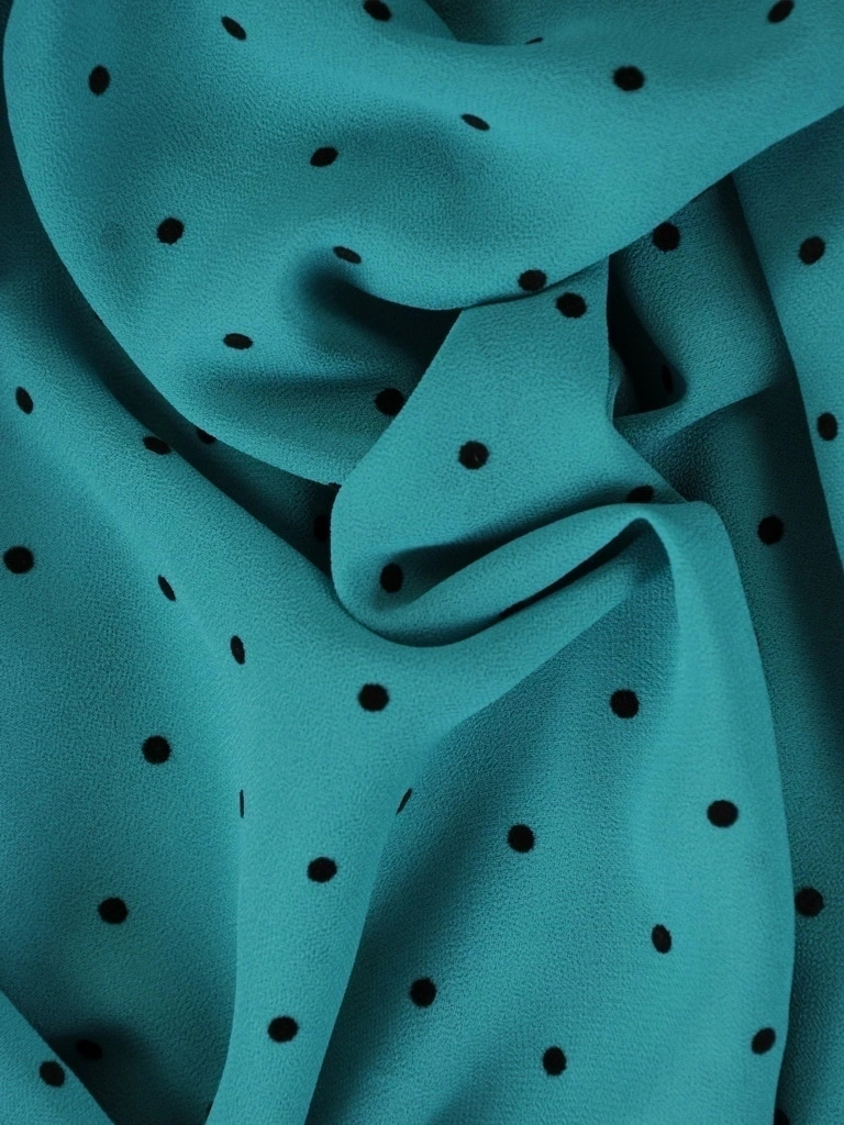 Elegancka zielona sukienka midi rozkloszowana w grochy – kobiecy krój z ozdobnym dekoltem 38293