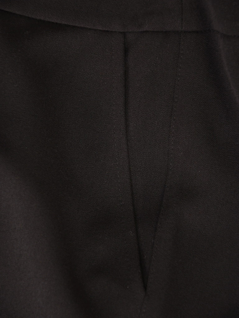 Eleganckie czarne spodnie damskie o prostym fasonie – ponadczasowy krój z kieszeniami podkreślający sylwetkę 41447