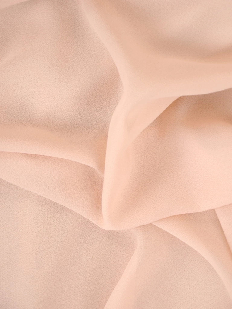 Beżowa sukienka wizytowa z rękawami kimono – prosty fason z błyszczącym akcentem 37784