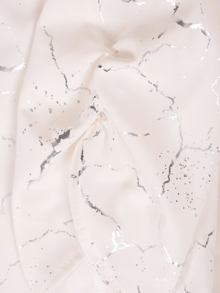 Elegancka bluzka plus size w bieli ze srebrnym motywem, dekolt V – z biżuteryjnymi guzikami i marszczonymi rękawami 3/4 41093
