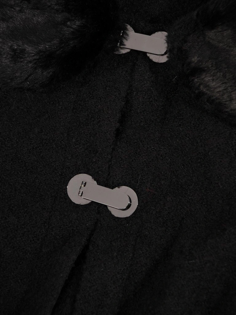 Czarny sweter damski rozpinany z futerkiem – luźny krój zapewniający wygodę i elegancję 18551