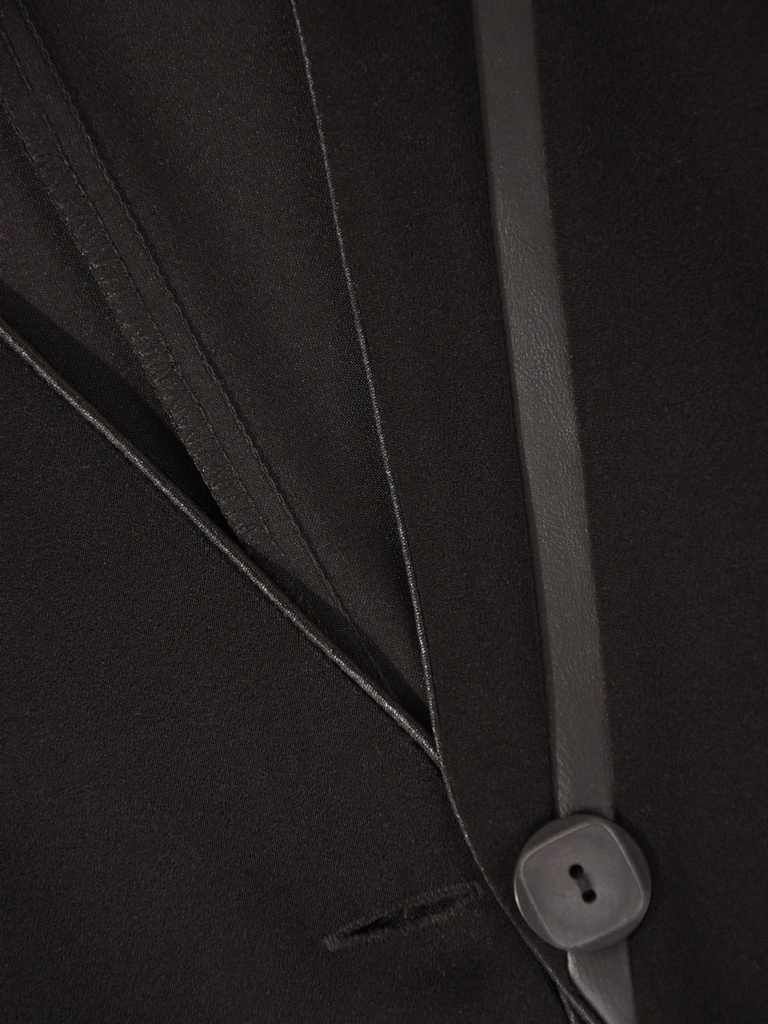 Elegancki czarny żakiet damski do sukienki z rękawem 3/4 – stylowe wykończenie z lamówkami 23987