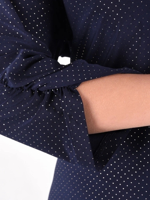 Elegancka bluzka plus size w granatowe grochy ze złotym akcentem – z dekoltem V i marszczonymi rękawami, wysmuklająca sylwetkę 40811