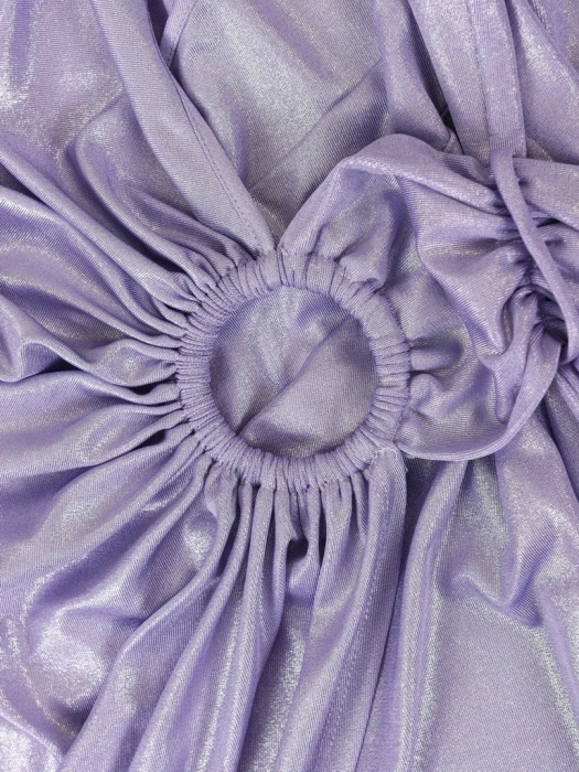 Elegancka suknia wieczorowa maxi w kolorze liliowym – prosty, kopertowy fason z ozdobną klamrą 39862