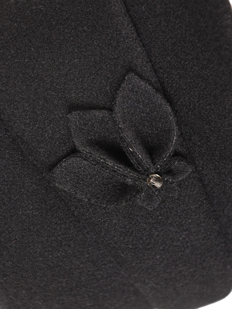 Czarny kapelusz damski typu cloche na jesień – elegancki fason z ozdobną wstawką 42410