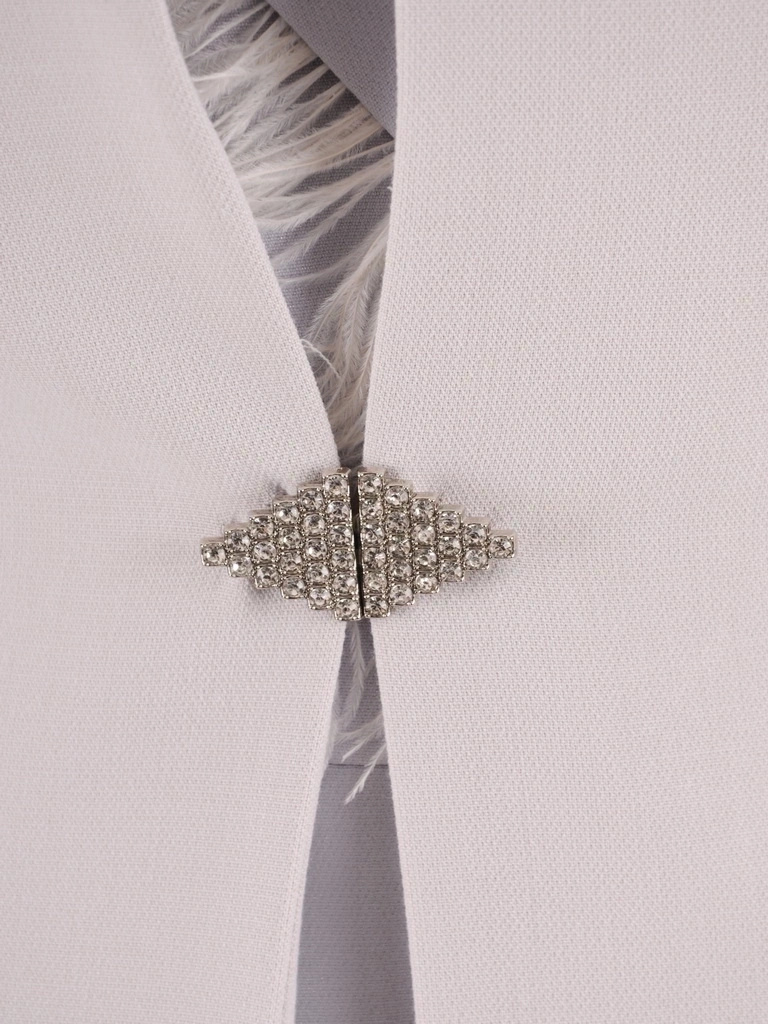 Elegancki płaszcz damski popielaty o prostym kroju – biżuteryjny akcent i wysmuklająca linia 38254