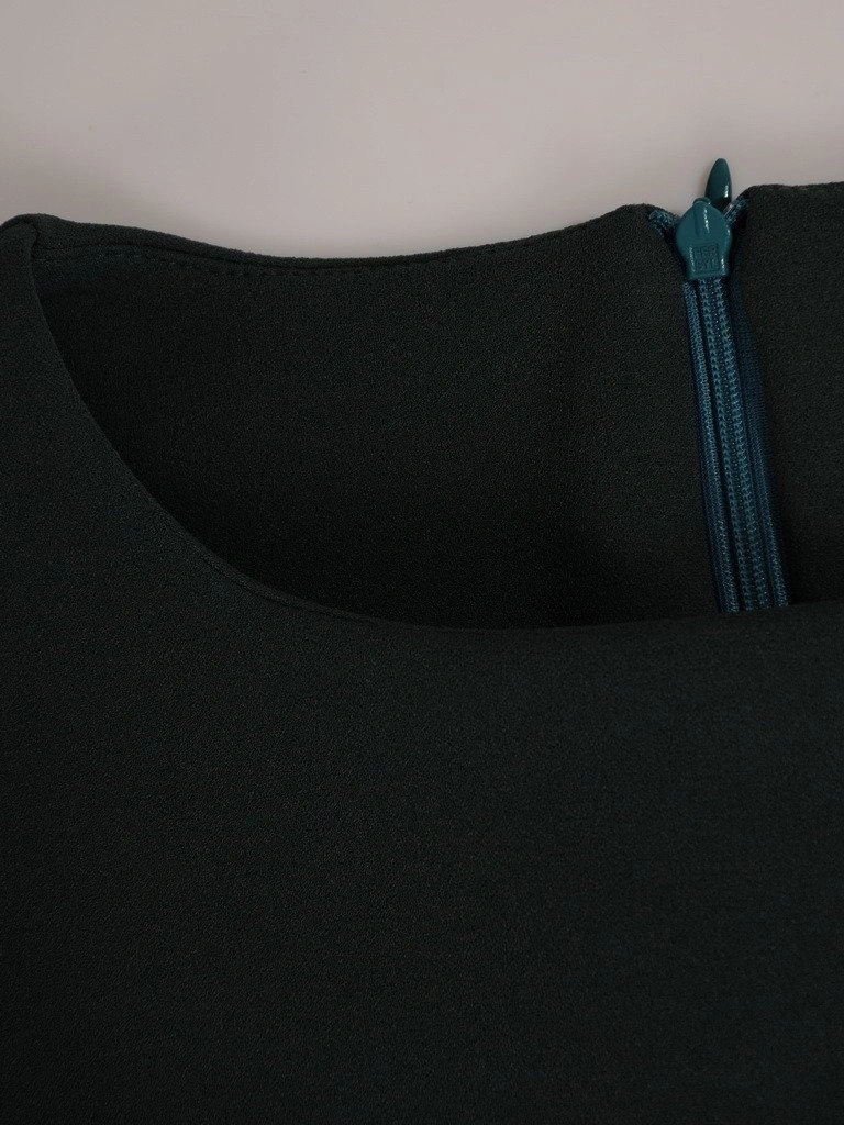 Elegancka sukienka rozkloszowana w butelkowej zieleni – wysmuklający fason midi do pracy 18598