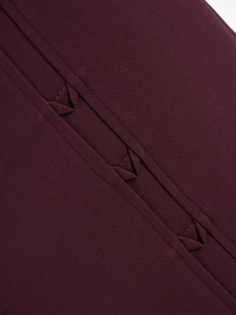 Śliwkowo-bordowa spódnica midi plus size w prostym fasonie – idealna do pracy i na eleganckie okazje z gumką w pasie 40666