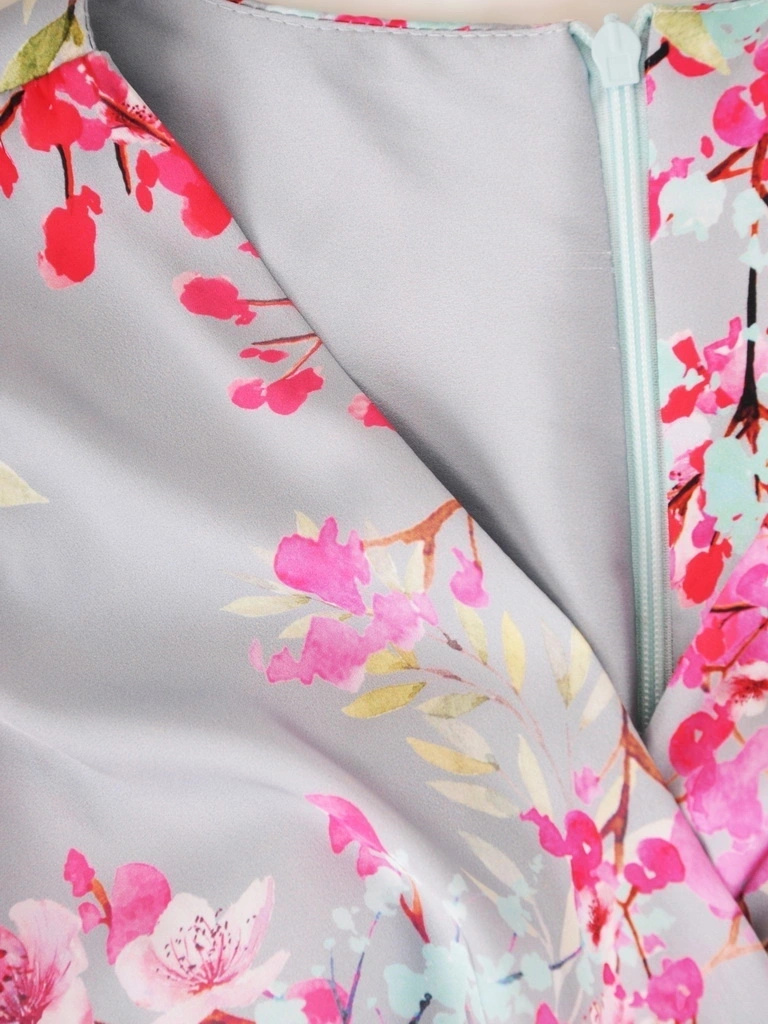 Elegancka sukienka na wesele maxi w kwiaty – rozkloszowany fason z kopertowym dekoltem 35877