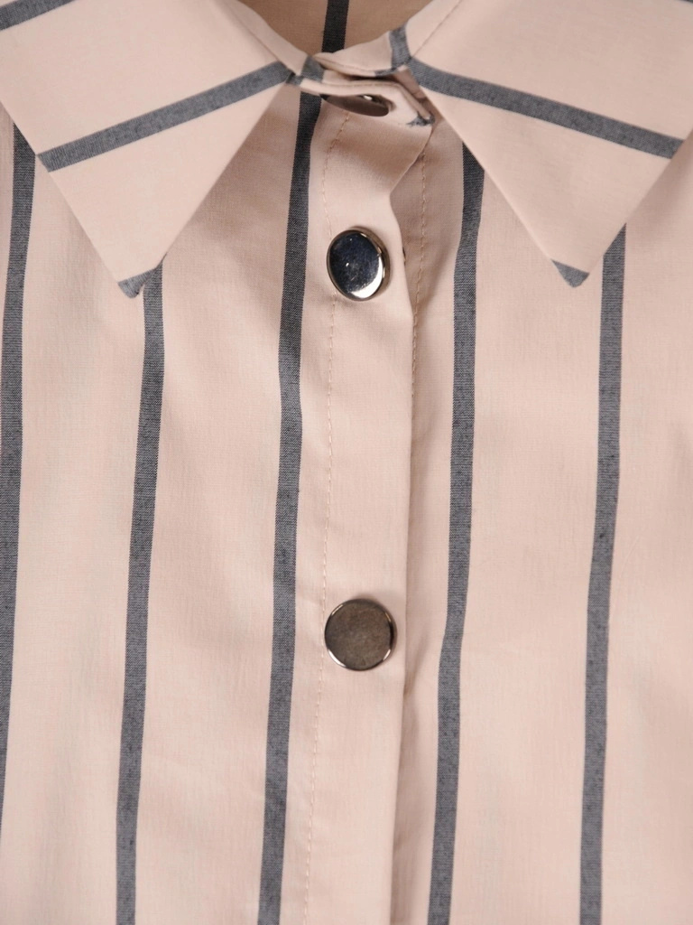 Beżowa koszula damska w paski z kołnierzykiem – prosty fason z ozdobnymi napami do biura 39228