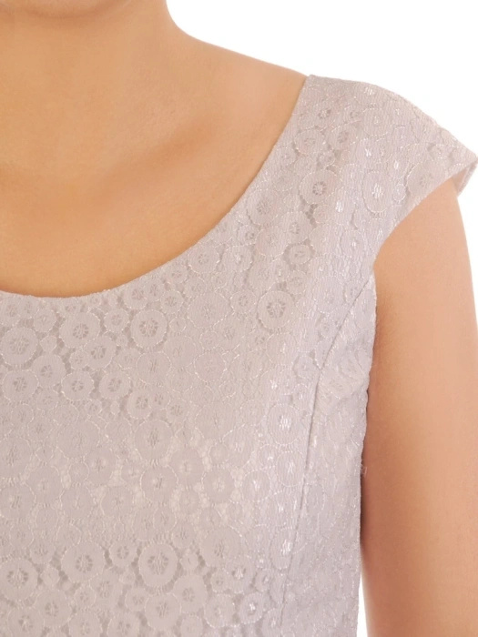 Elegancka biała sukienka rozkloszowana midi – fason z kokardą pięknie modelujący sylwetkę 33069