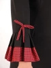 Elegancka czarna sukienka w pepitkę midi – prosty krój z czerwonymi detalami i kokardkami 31421