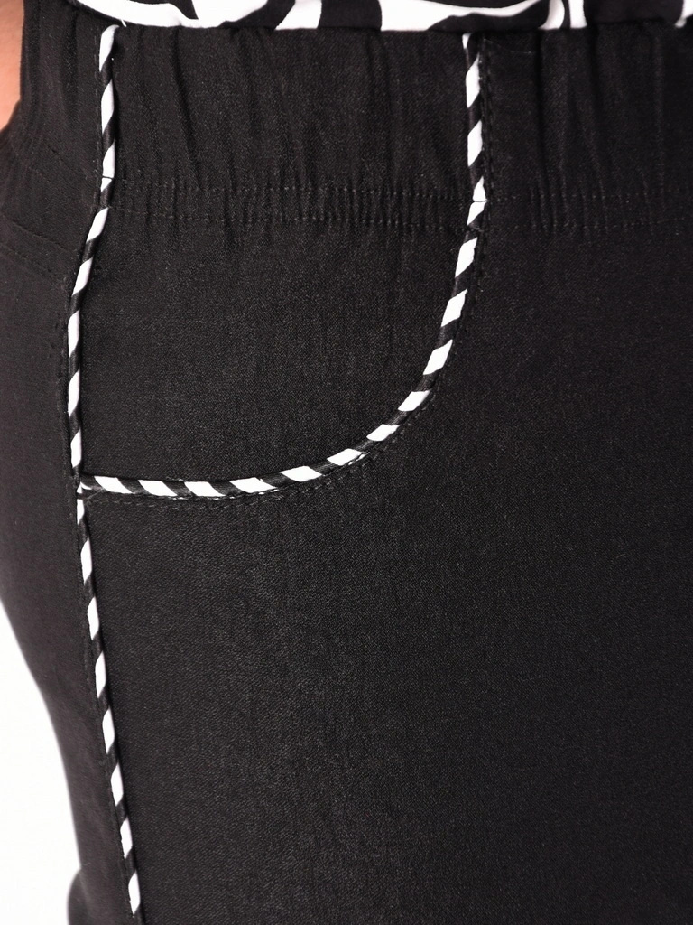 Czarne cygaretki damskie plus size z kontrastowymi lampasami – wysmuklające fasonem, z wygodną gumką w pasie 35145
