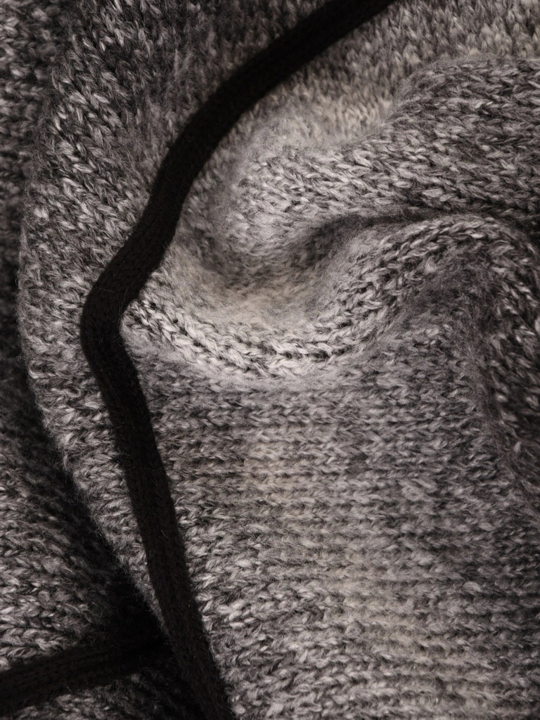 Elegancki sweter damski rozpinany ze stójką – luźny fason z kieszeniami zapewniający wygodę 42183
