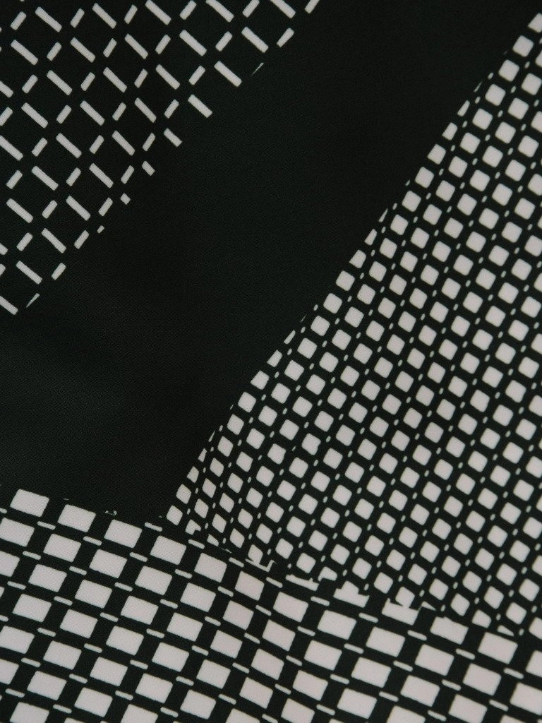 Ciemnozielona sukienka o prostym kroju w geometryczny print – szykowny dekolt w łódkę i wygoda 20051