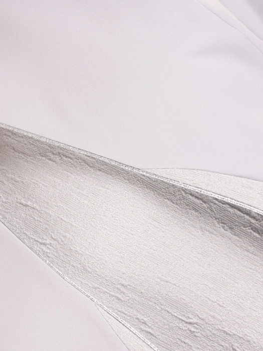 Elegancki kostium damski na wesele popielaty – wyszczuplające przeszycia i delikatny połysk 22322