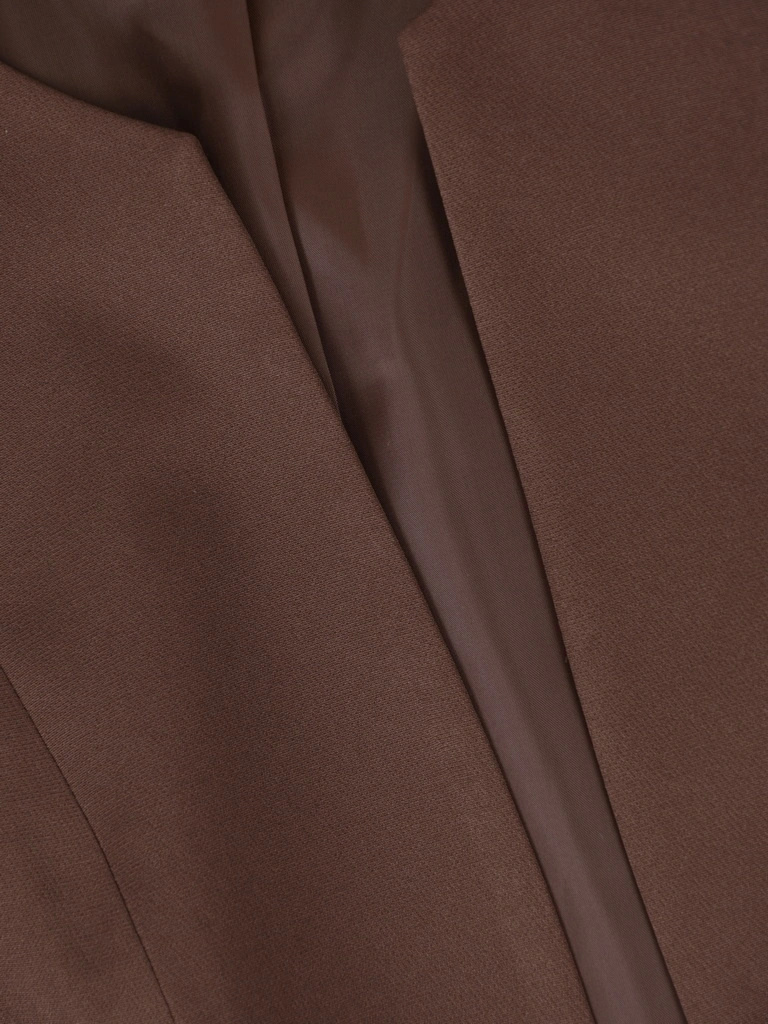 Elegancki brązowy żakiet damski do sukienki – prosty krój z biżuteryjnym zapięciem 42485