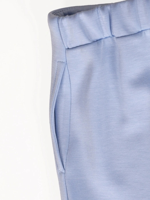 Elegancki błękitny komplet ze spodniami – z falbaną optycznie wysmuklającą sylwetkę 41384