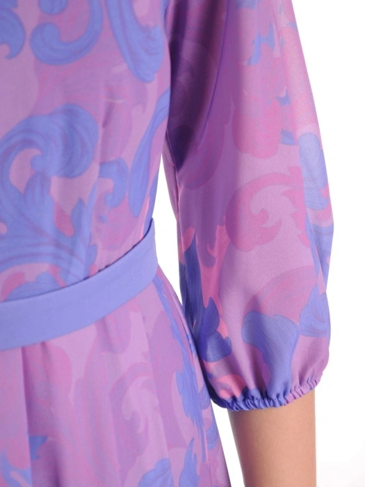 Śliwkowa sukienka rozkloszowana maxi we wzór – elegancki fason wysmuklający talię 39851