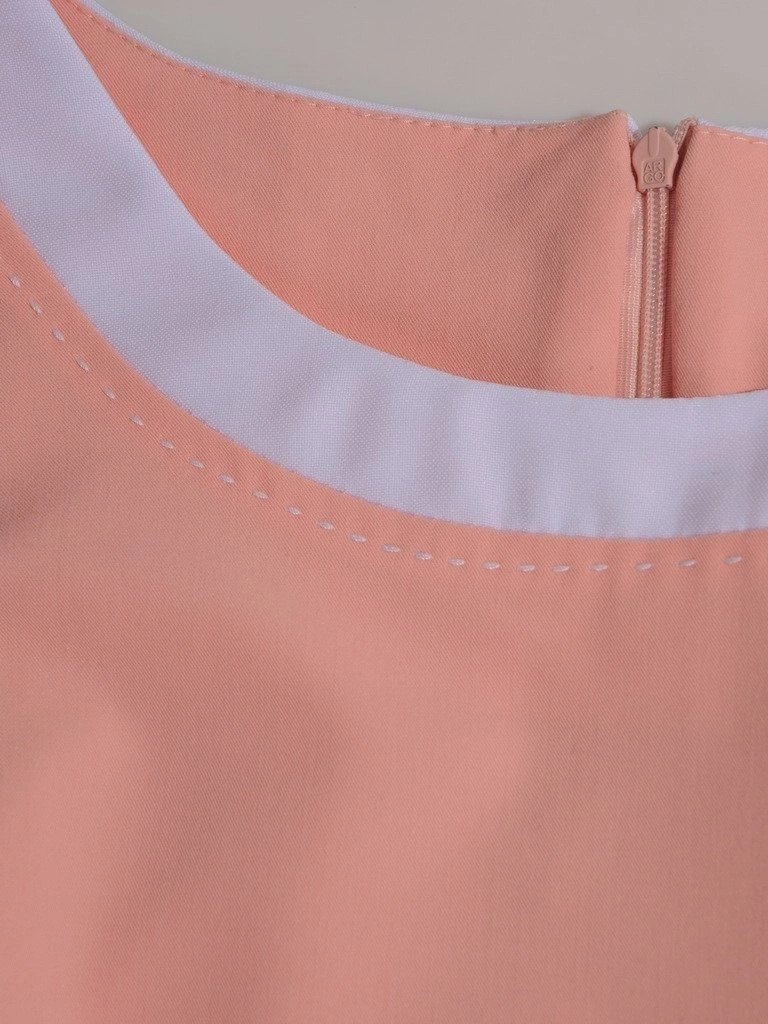 Pudroworóżowa sukienka wizytowa o prostym kroju – elegancki fason z ozdobnymi patkami 3034