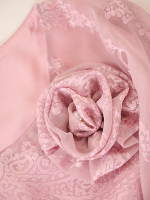Różowa sukienka maxi rozkloszowana z ozdobnym kwiatem – eleganckie rękawy z perełkami akcentujące szyk 38055