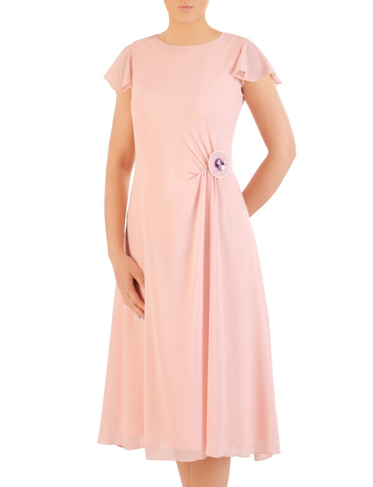 Pudrowa sukienka z szyfonu, kreacja z wyszczuplającymi marszczeniami 33557