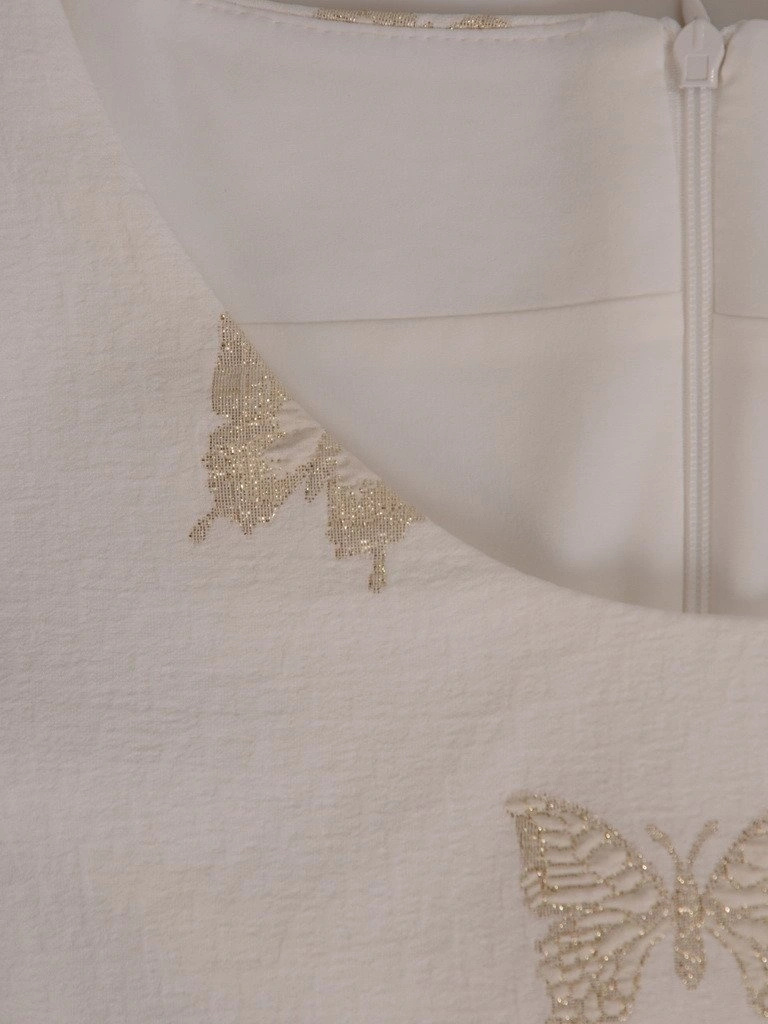 Elegancka sukienka koktajlowa ecru w złote motyle – prosty fason z wyszczuplającymi przeszyciami 21063