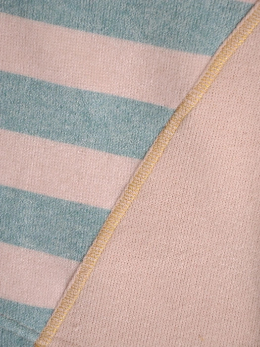Elegancki sweter damski w beżowo-turkusowe paski – prosty krój z wysmuklającymi wstawkami 34825