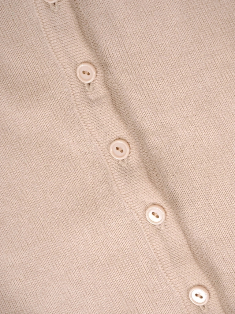 Elegancki sweter damski rozpinany w odcieniu beżowym – prosty fason z miękkiej dzianiny na chłodne dni 39246