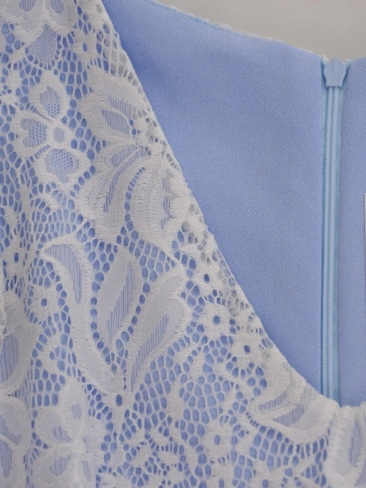 Błękitna sukienka rozkloszowana w kwiaty midi – kobiecy fason z wysmuklającym dekoltem w serek 17160