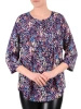 Elegancka bluzka damska wizytowa w wielobarwny print – prosty krój z ozdobnymi guzikami 35206