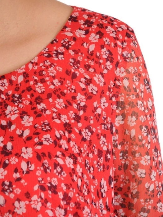 Elegancka sukienka trapezowa midi w czerwone kwiaty – tuszujący krój z rękawem 3/4 28929