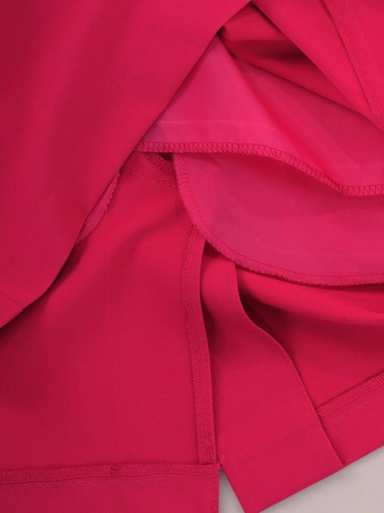Elegancka amarantowa sukienka wizytowa o prostym kroju – wysmuklający fason z rękawami 3/4 15743