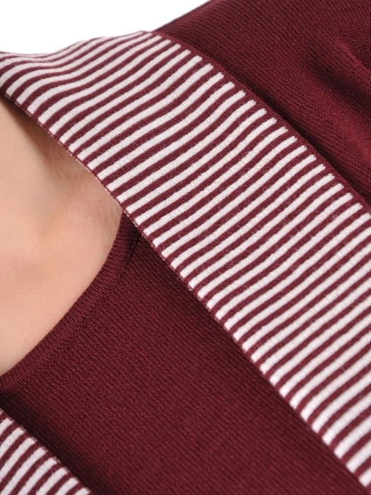 Bordowy sweter damski w paski z narzutką – prosty fason modelujący sylwetkę 38965